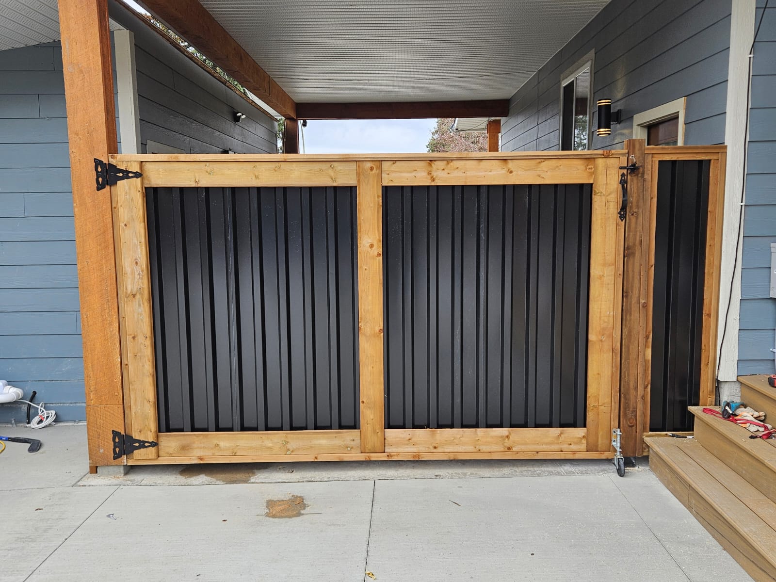 Mini Rib Cladding Gate Ribbed and Deep Groove Corrugated Metal Gates: Strength