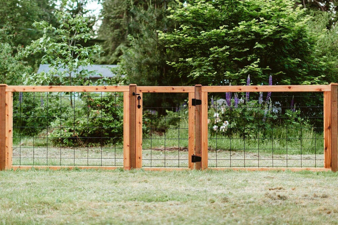 Residential Hog Wire Fencing Ideas: West Coast Modern Farmhouse Looks