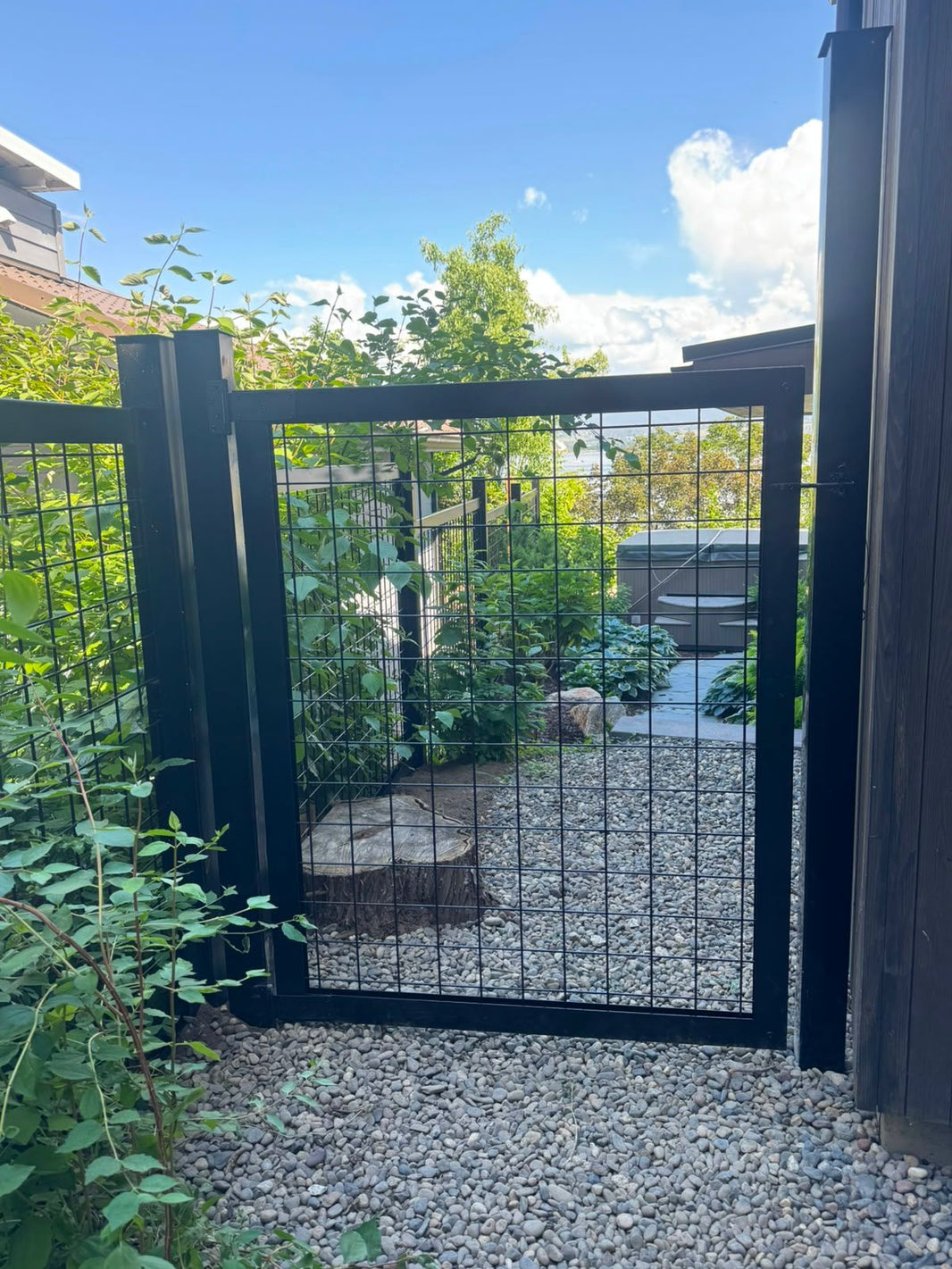 Full metal frame hog wire gate
